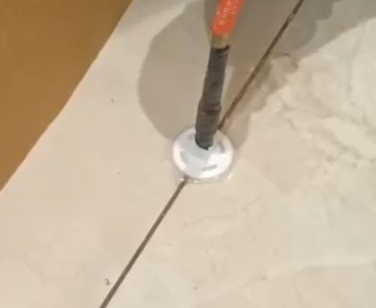 松山瓷砖空鼓维修公司专业解答瓷砖在铺贴过程中，如果没有涂抹均匀到位的粘结材料（如水泥砂浆或瓷砖胶），可能会导致以下问题